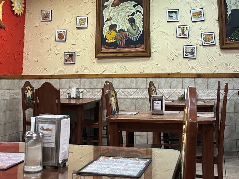 EL TACONAZO EL TÍO & BIRRÍA interior